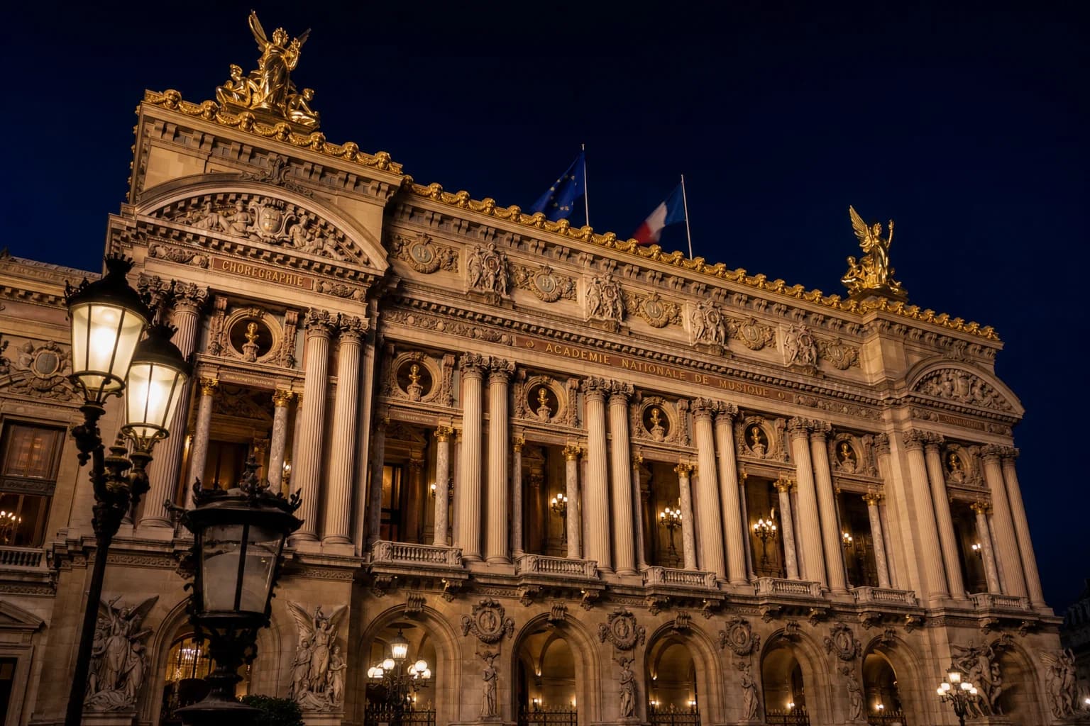 Prachtvolles Opernhaus – Royal Opera Collection von Silk Symphony by Katharina